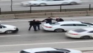 Tartıştığı sürücünün otomobilini tekmeledi