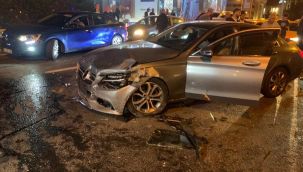 Trafikte makas atan otomobilin yerinden fırlayan motoru dikkat çekti