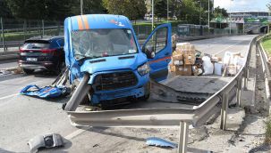 Yol ayrımında kargo minibüs kazası