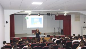 Öğrencilere ergenlik dönemi semineri