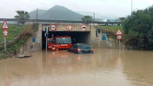 İzmir’i sağanak vurdu Araçlar suya gömüldü