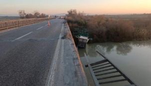 Portakal yüklü kamyon köprüden çaya uçtu