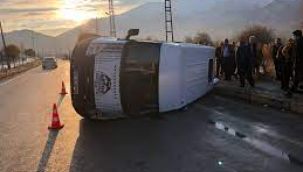Van'da okul servis minibüsü devrildi