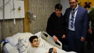 Anne ve babasını kaybeden Enes'e hastane çalışanlarından duygulandıran jest