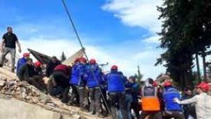 Antakya'da 2 kişi depremden 45 saat sonra enkazdan sağ çıkarıldı