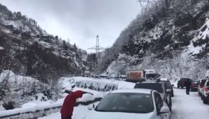 Artvin’de kar yağışı karayolunda ulaşımın aksamasına neden oldu