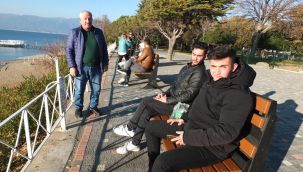 Burhaniye’de güneşli havayı görenler sahillere akın etti
