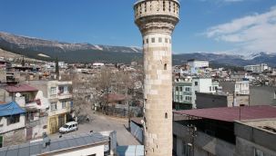 Depremde hasar gören cami minaresi tehlike oluşturuyor