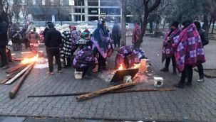 Enkaz bölgesinde yakınlarını ateş başında beklediler