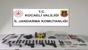 Evi cephaneye çevirmiş