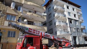 Komşusunun kiraladığı vinçle ağır hasarlı evine girdi