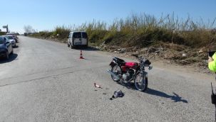 Manavgat’ta hafif ticari araçla motosiklet çarpıştı