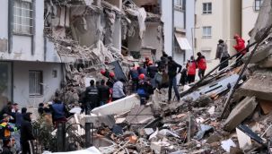 Van ekibi deprem enkazından 1 kişiyi sağ olarak çıkardı