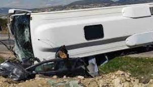 Alman turistleri taşıyan midibüs otomobili ezdi