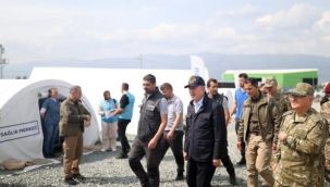 Bakan Akar Hatay'da depremzedelerle çadır kentte bir araya geldi