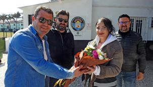 Çeşme Belediyespor'dan sahada görevli kadınlara çiçek