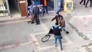 İki grup arasında çıkan kavgada bisiklet sayesinde bıçak darbesi almaktan kurtuldu