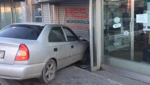 Kazada savrulan otomobil iş yerine girdi