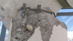 Kız Kulesi'nin restorasyon öncesi fotoğraflarında betonda deniz kumu ve midye kabuğu ortaya çıktı
