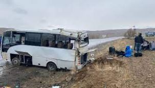 Van'da sporcuları taşıyan midibüs devrildi
