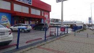 Yola gelen alışveriş arabasını yolcu minibüsüne alıp kaçtılar