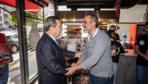 Başkan Batur'dan esnafa mesaj: Az kaldı, 14 Mayıs sonrası hep aydınlık