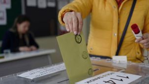 Çeşme'de oy verme işlemi başladı