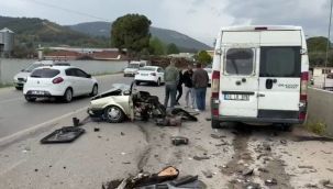 İzmir'de kaza yapan otomobil ikiye ayrıldı