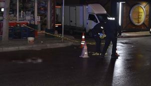 Karısını çocuğunun gözü önünde sokak ortasında öldürdü