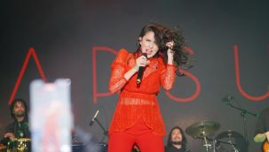 Karsu Alaçatı’yı mest etti: Hayranlarına müzik ziyafeti yaşattı