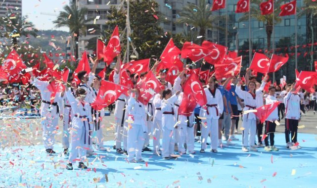 19 Mayıs İzmir'de coşkuyla kutlandı