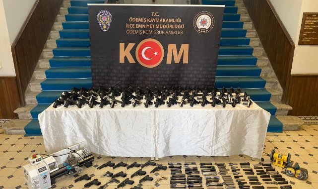 23 yaşındaki silah tacirini, İzmir polisi enseledi