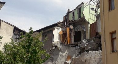 Ağır hasarlı bina çöktü