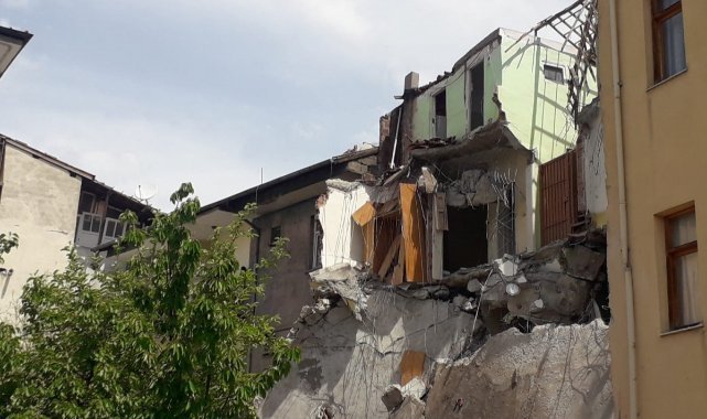 Ağır hasarlı bina çöktü