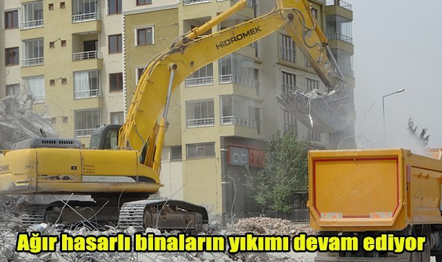 Ağır hasarlı binaların yıkımı devam ediyor
