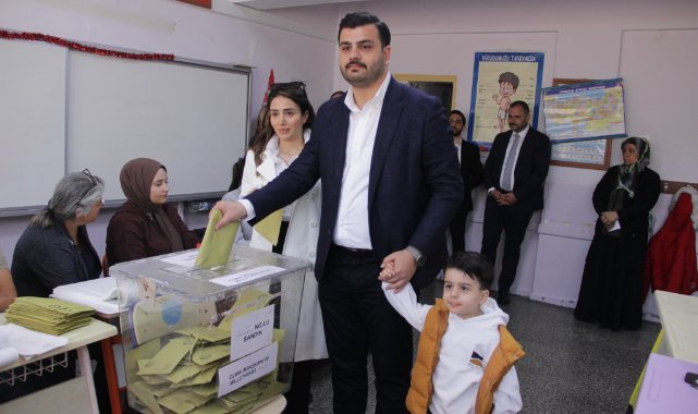 AK Partili Kadir İnan oyunu kullandı:  İnanıyorum ki bugün demokrasi bayramı olur