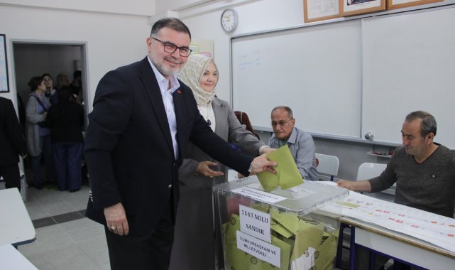 AK Partili Saygılı annesinin elini öpüp, oyunu kullandı