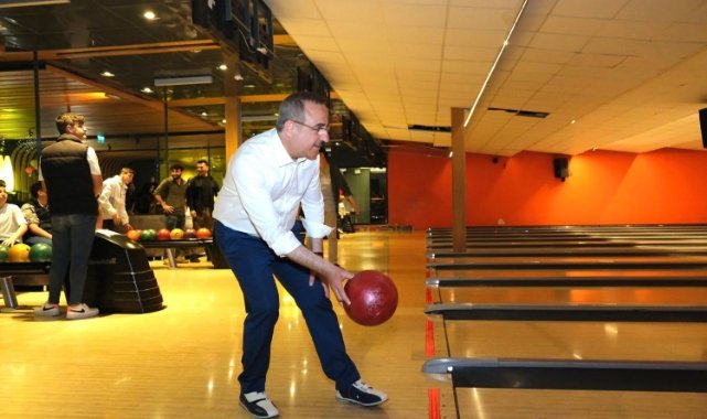 AK Partili Sürekli Karşıyakalı gençlerle bowlingde ter attı