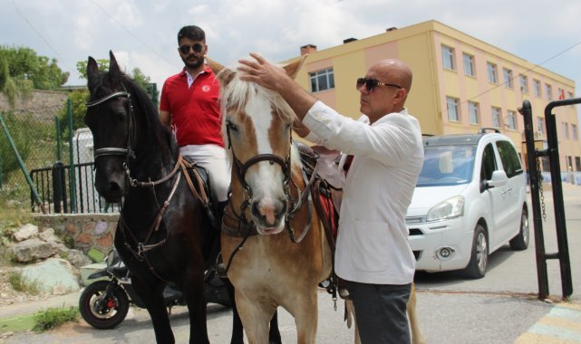 Atlarına binip oy kullanmaya gittiler
