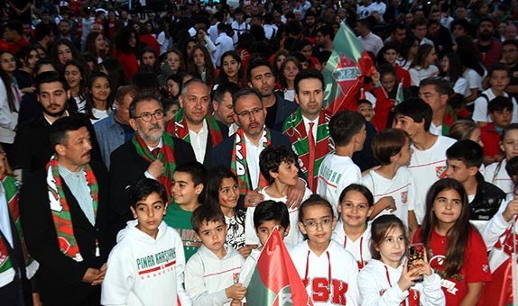 Bakan Kasapoğlu'ndan Karşıyaka'ya müjde var