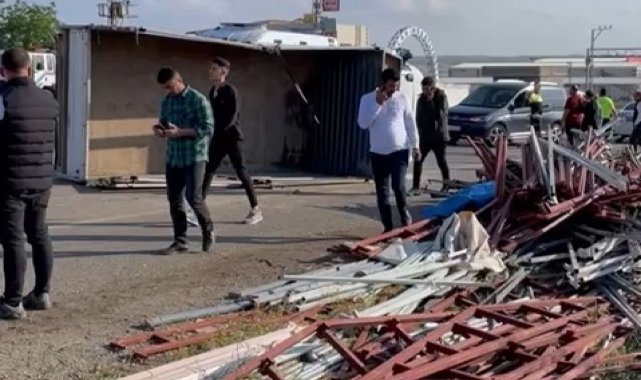 Batman'da inşaat malzemesi yüklü kamyon devrildi