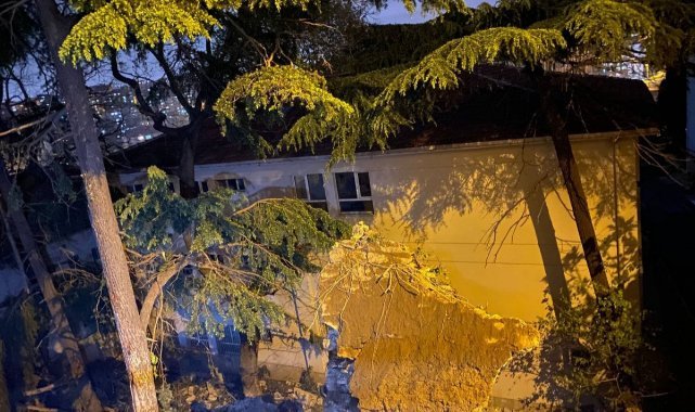 Beyoğlu'nda istinat duvarı çöktü, 3 bina boşaltıldı
