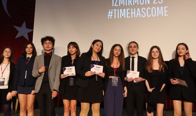 Bornova'da İZMİRMUN 2023: Gençler dünya sorunlarını tartıştı