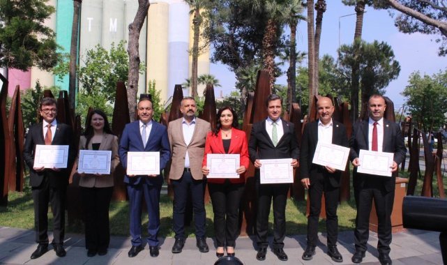 CHP İzmir vekilleri mazbatalarını aldı
