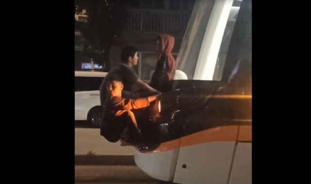 Çocukların tehlikeli tramvay yolculuğu