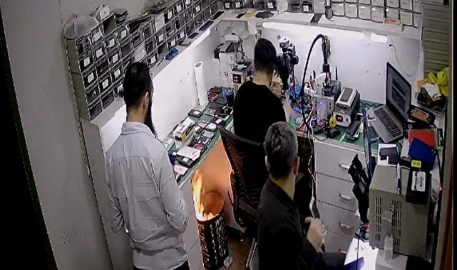 Çöpe atılan cep telefonu bataryası bomba gibi patladı