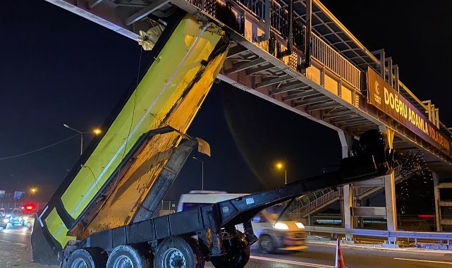 Damperi açılan hafriyat kamyonu üst geçide çarptı