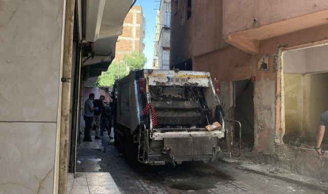 Diyarbakır'da terör yandaşları belediyenin çöp arabasını ateşe verdi