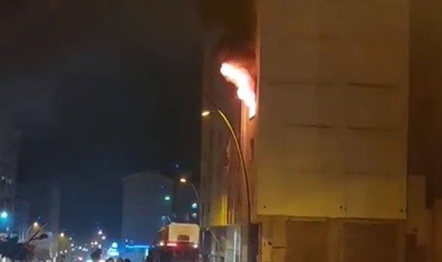 Elazığ'da ağır hasarlı binada yangın