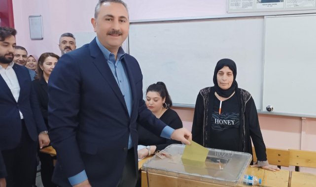 Eski Adalet Bakanı Gül, oyunu Gaziantep'te kullandı